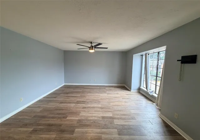 4th image of 2402 Sycamore Ave, Huntsville, TX 77340