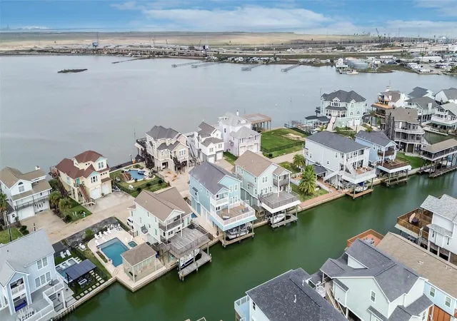Photo 3 of Single family home for sale at 429 Jeanie Lynne Cir, Galveston, TX 77554 | MLS# 25013000 | Listing updated on 2026-09-02