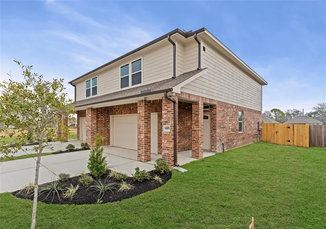 Photo 3 of Townhouse for sale at 1376 Mixander Way, La Porte, TX 77571 | MLS# 88016516 | Listing updated on 2026-09-12