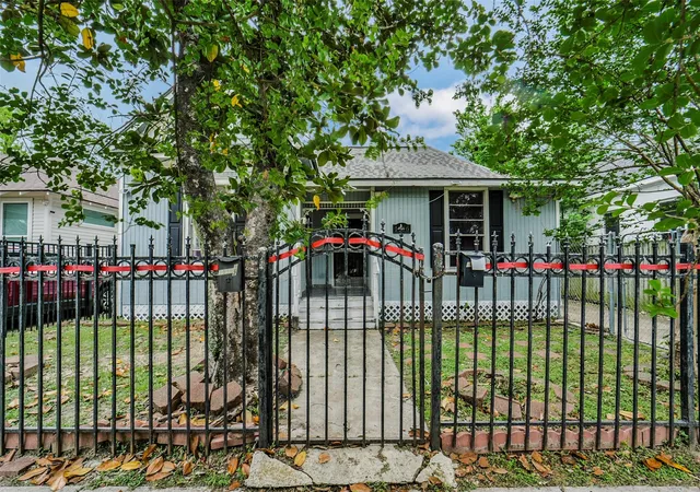 Homes for sale in Houston, TX | 1916 Chapman St, Houston, TX 77009 | MLS# 24398605