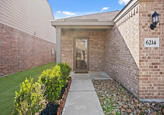 Photo 3 of Single family home for sale at 6214 El Topacio Dr, Houston, TX 77048 | MLS# 5629491 | Listing updated on 2026-09-11