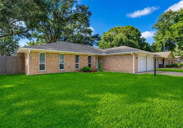 2nd image of 913 W Galveston St, League City, TX 77573 | MLS# 29365931