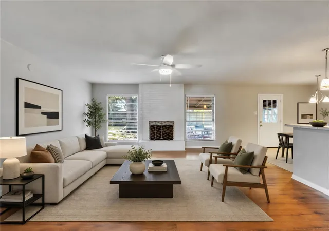 3rd image of 913 W Galveston St, League City, TX 77573 | MLS# 29365931