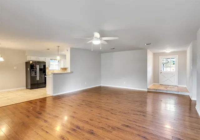 5th image of 913 W Galveston St, League City, TX 77573 | MLS# 29365931