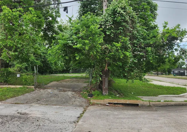 Photo 3 of Sale Pending at 4338 Bond St, Houston, TX 77026 | MLS# 97063819 | Listing updated on 2026-09-19