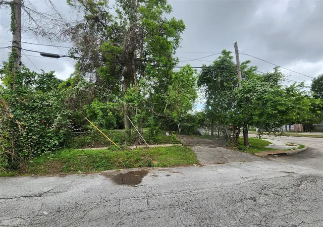 Photo 4 of Sale Pending at 4338 Bond St, Houston, TX 77026 | MLS# 97063819 | Listing updated on 2026-09-19