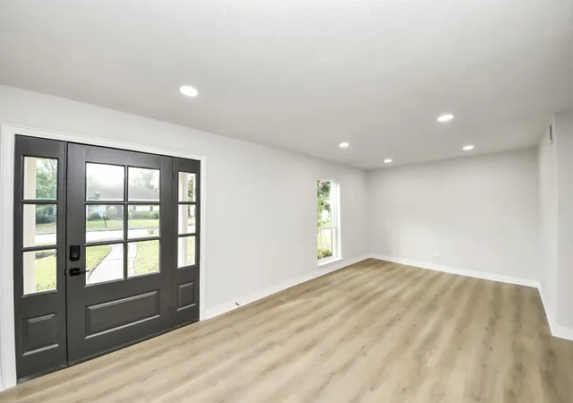 Photo 3 of Sale Pending at 10806 Olympia Dr, Houston, TX 77042 | MLS# 38882618 | Listing updated on 2026-09-20