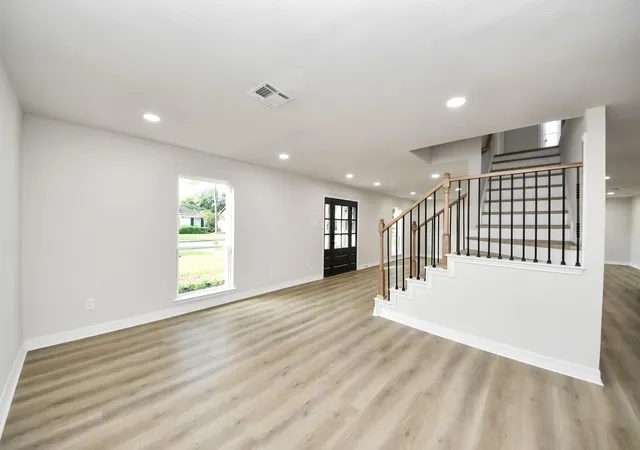 Photo 4 of Sale Pending at 10806 Olympia Dr, Houston, TX 77042 | MLS# 38882618 | Listing updated on 2026-09-20