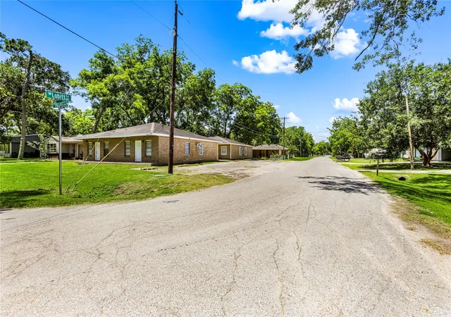 5th image of 1001 W Lobitt St, Alvin, TX 77511 | MLS# 39540693