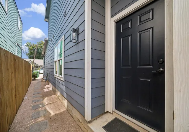 Photo 2 of Townhouse for sale at 7134 Eastwood St #A, Houston, TX 77021 | MLS# 50834661 | Listing updated on 2026-09-16