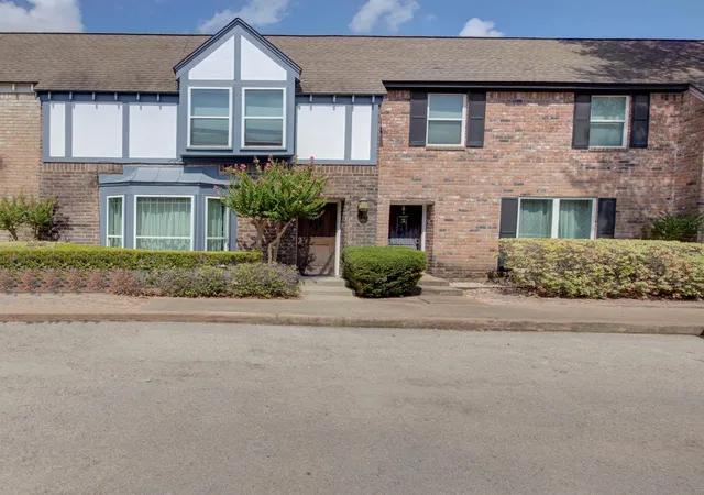 Photo 1 of Townhouse for sale at 840 Threadneedle St E #208, Houston, TX 77079 | MLS# 62464911 | Listing updated on 2026-08-28