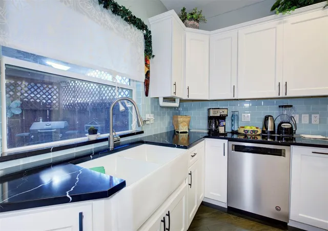 Photo 3 of Townhouse for sale at 840 Threadneedle St E #208, Houston, TX 77079 | MLS# 62464911 | Listing updated on 2026-08-28