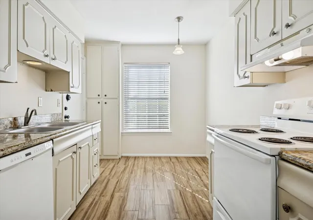 Listing Photo 4 - Condo for sale in building located at 7600 Burgoyne Rd, Houston, TX 77063 - Unit #152