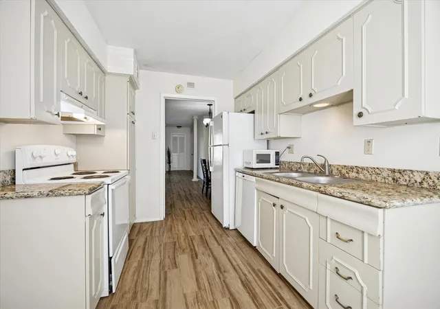 Listing Photo 5 - Condo for sale in building located at 7600 Burgoyne Rd, Houston, TX 77063 - Unit #152