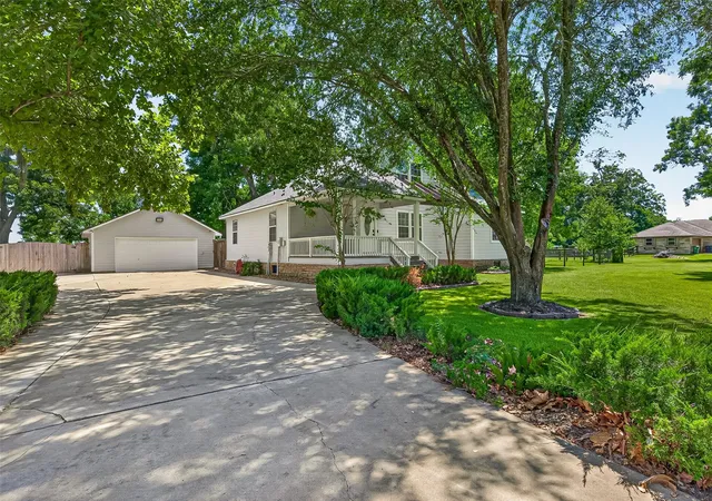 Photo 3 of Sale Pending at 238 Horse Shoe Trl, Angleton, TX 77515 | MLS# 64508762 | Listing updated on 2026-09-01