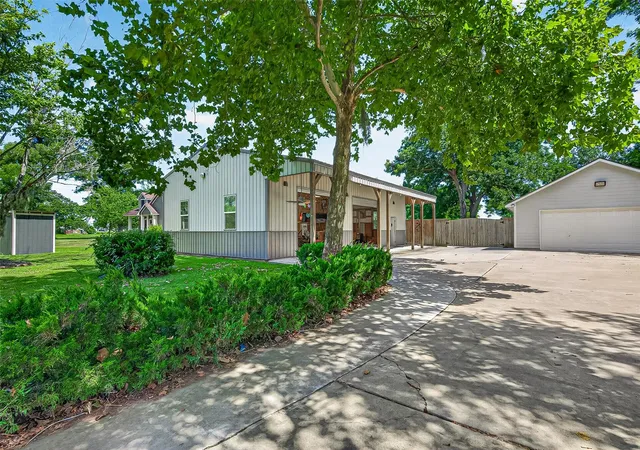 Photo 4 of Sale Pending at 238 Horse Shoe Trl, Angleton, TX 77515 | MLS# 64508762 | Listing updated on 2026-09-01