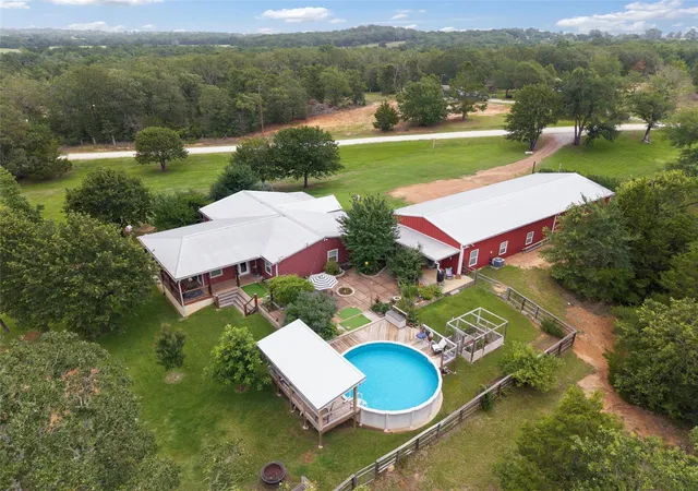 Homes for sale in Hearne, TX | 3917 Winding Rd, Hearne, TX 77859 | MLS# 97479322