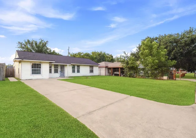 Photo 2 of Sale Pending at 1310 Loper St, Houston, TX 77017 | MLS# 4759298 | Listing updated on 2026-09-03