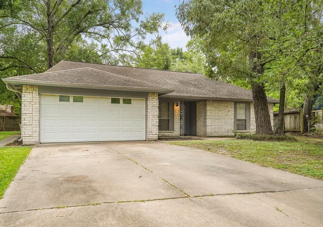 Photo 2 of Sale Pending at 1998 Lake Creek Dr, Houston, TX 77339 | MLS# 29306467 | Listing updated on 2026-09-28