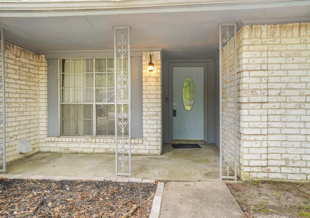 Photo 3 of Sale Pending at 1998 Lake Creek Dr, Houston, TX 77339 | MLS# 29306467 | Listing updated on 2026-09-28