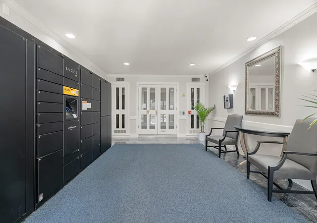 3rd image of 355 N Post Oak Ln, Houston, TX 77024