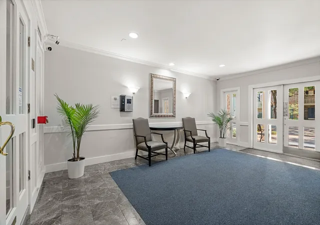 4th image of 355 N Post Oak Ln, Houston, TX 77024