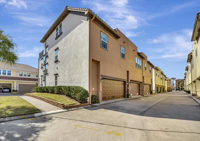 3rd image of 6 W Oaks Dr, Houston, TX 77058 | MLS# 16236877