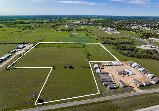 3rd image of 801 Huser Blvd, Schulenburg, TX 78956 | MLS# 73761585