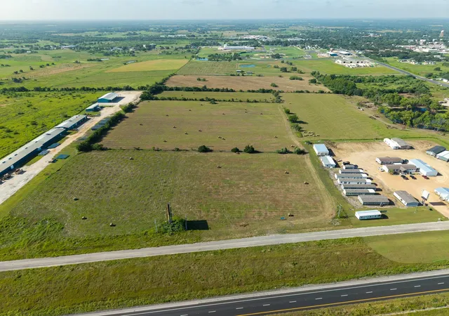 4th image of 801 Huser Blvd, Schulenburg, TX 78956 | MLS# 73761585