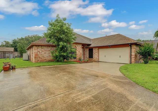 1st image of 139 Spanish Moss Ln, Lake Jackson, TX 77566 | MLS# 18839860
