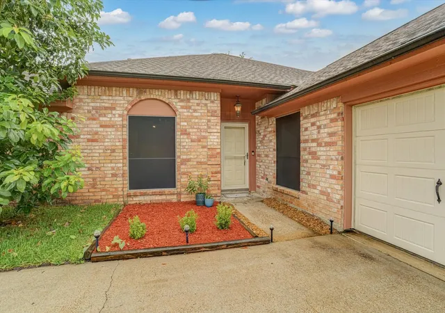 2nd image of 139 Spanish Moss Ln, Lake Jackson, TX 77566 | MLS# 18839860