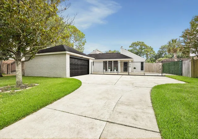 4th image of 11319 Olympia Dr, Houston, TX 77077 | MLS# 59523823