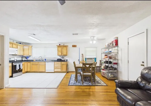 3rd image of 113 W Riverwood Dr, Houston, TX 77076 | MLS# 61857118