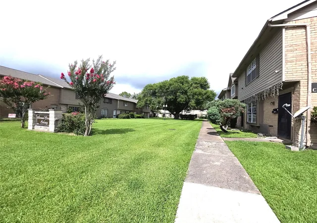 Photo 2 of Townhouse for sale at 7118 Crownwest St #7118, Houston, TX 77072 | MLS# 95130579 | Listing updated on 2026-06-28