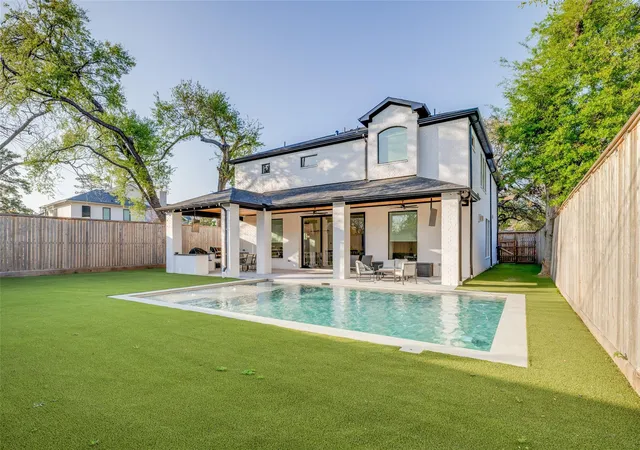 2nd image of 907 W 43rd St, Houston, TX 77018 | MLS# 70972862