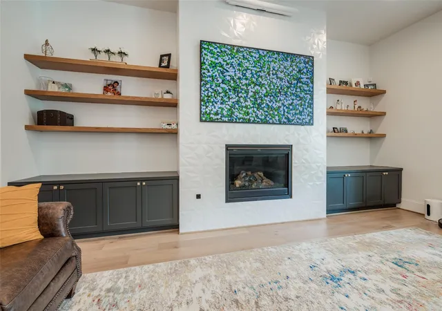 3rd image of 907 W 43Rd St, Houston, TX 77018 | MLS# 70972862