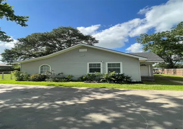 1st image of 1006 South St, El Campo, TX 77437 | MLS# 37030628