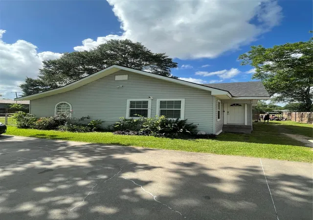 3rd image of 1006 South St, El Campo, TX 77437 | MLS# 37030628