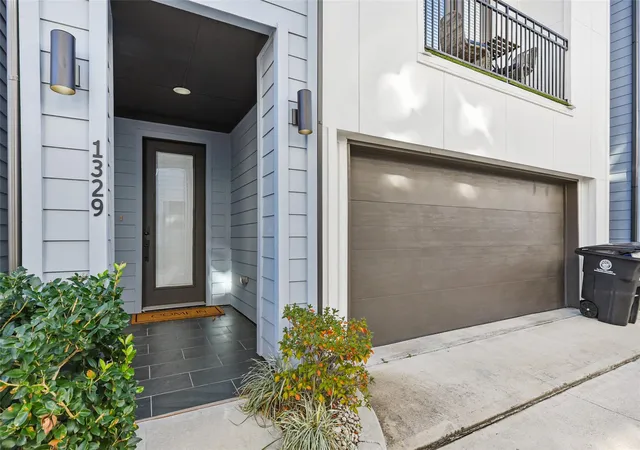 4th image of 1329 Buescher Dr, Houston, TX 77043 | MLS# 60648864