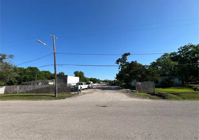 2nd image of 6007 Brookfield Dr, Houston, TX 77085 | MLS# 32193286