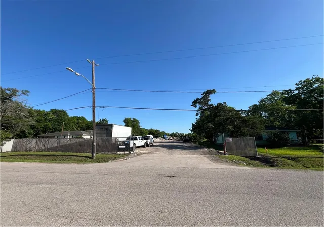 4th image of 6007 Brookfield Dr, Houston, TX 77085 | MLS# 32193286