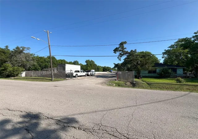 5th image of 6007 Brookfield Dr, Houston, TX 77085 | MLS# 32193286