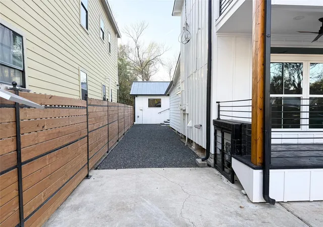 3rd image of 1617 Common St, Houston, TX 77009 | MLS# 77705973