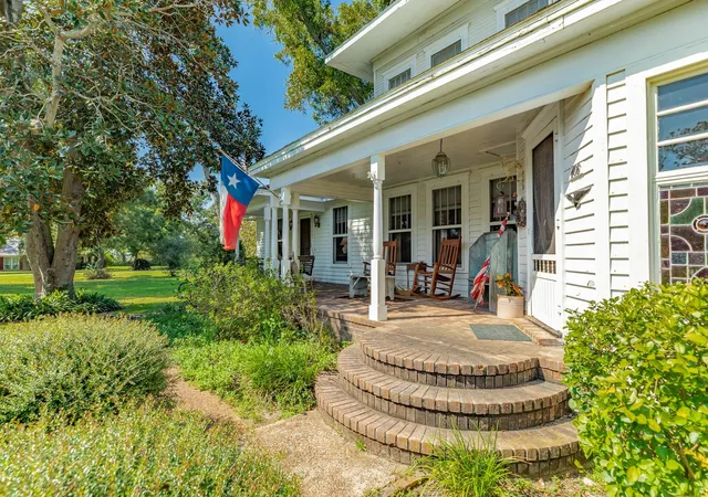2nd image of 406 W Washington St, Brazoria, TX 77422 | MLS# 89041669