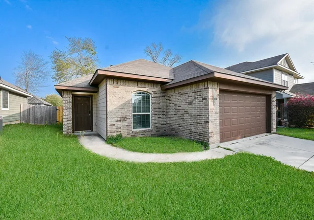 Photo 2 of Single family home for sale at 946 Oak Fls Dr, Willis, TX 77378 | MLS# 95500015 | Listing updated on 2026-08-02