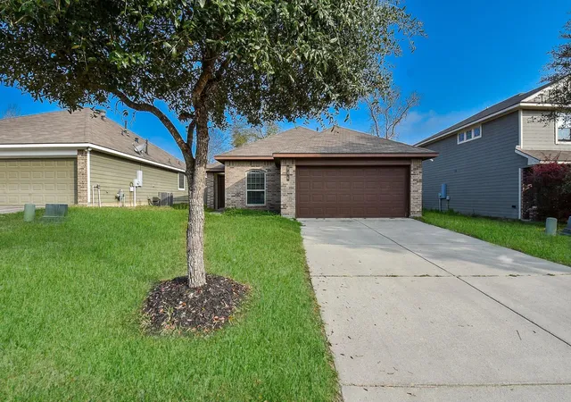 Photo 2 of Single family home for sale at 946 Oak Fls Dr, Willis, TX 77378 | MLS# 95500015 | Listing updated on 2026-08-02