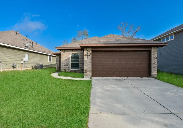 Photo 3 of Single family home for sale at 946 Oak Fls Dr, Willis, TX 77378 | MLS# 95500015 | Listing updated on 2026-08-02