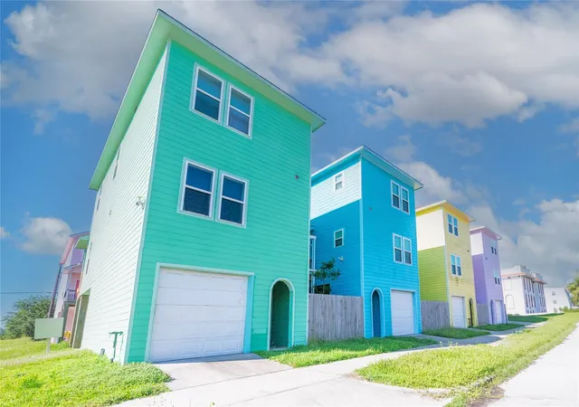 Photo 2 of Single family home for sale at 2101 Sealy St, Galveston, TX 77550 | MLS# 74063971 | Listing updated on 2026-07-31