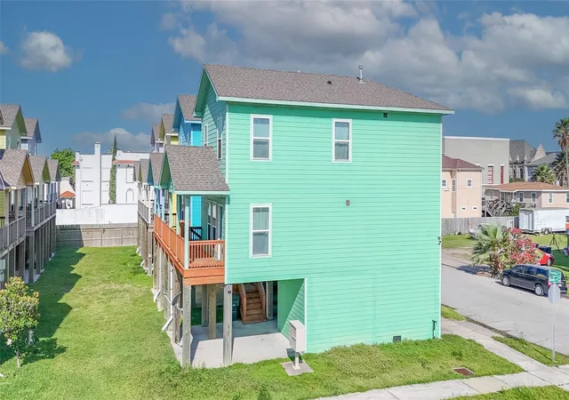 Photo 4 of Single family home for sale at 2101 Sealy St, Galveston, TX 77550 | MLS# 74063971 | Listing updated on 2026-07-31