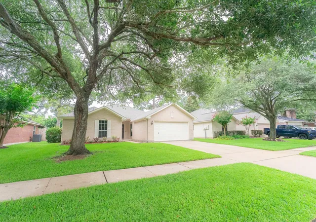 2nd image of 5109 Cherrywood Ct, League City, TX 77573 | MLS# 82856658